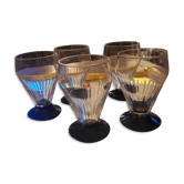 Série de 5 verres en verre fin à pied coloré – France – années 1960