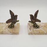 Paire de serre-livres Art déco français en étain représentant des oiseaux perchés sur une branche, socle en marbre