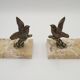 Paire de serre-livres Art déco français en étain représentant des oiseaux perchés sur une branche, socle en marbre