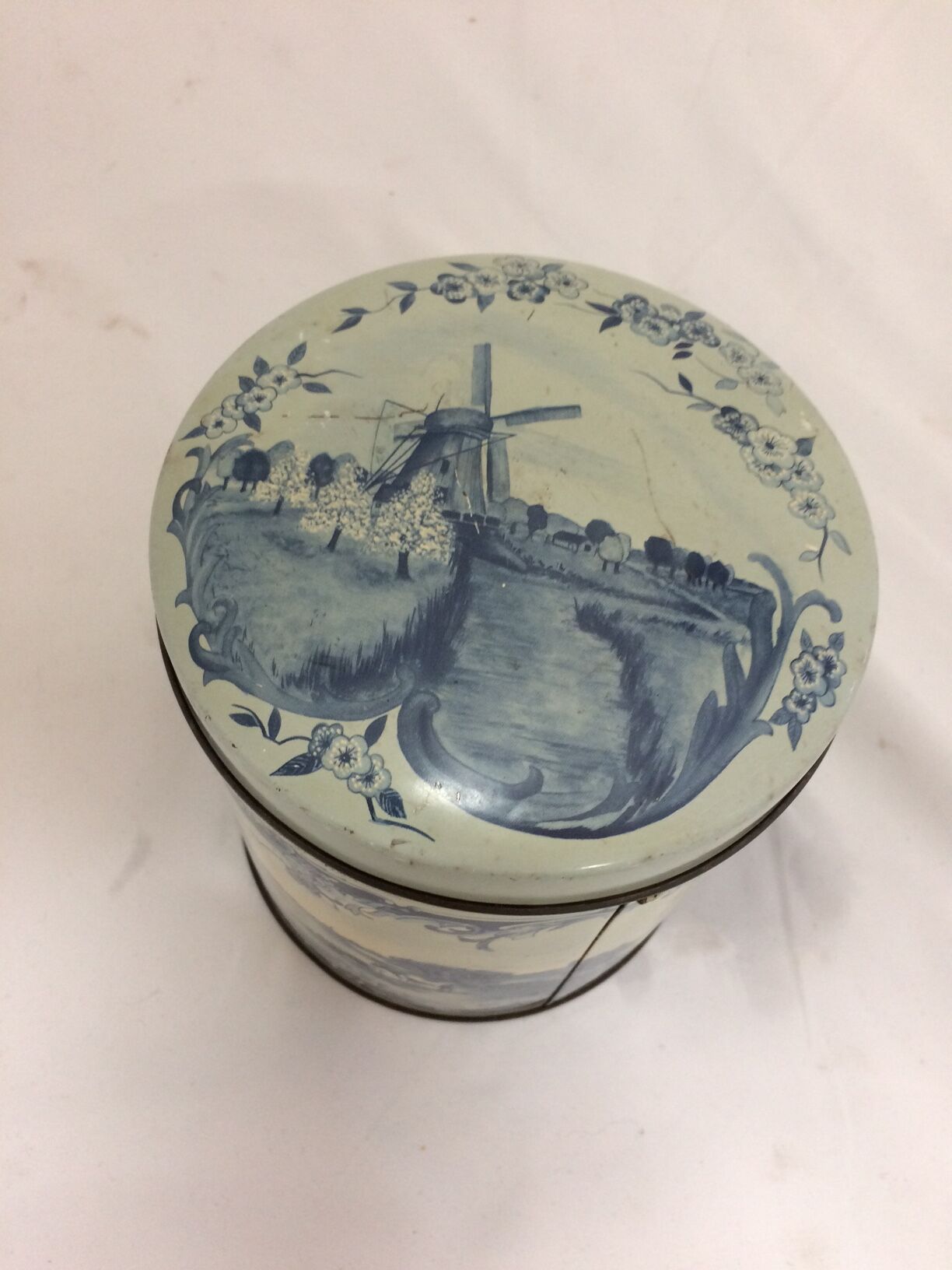 Old box in lithographed sheet metal