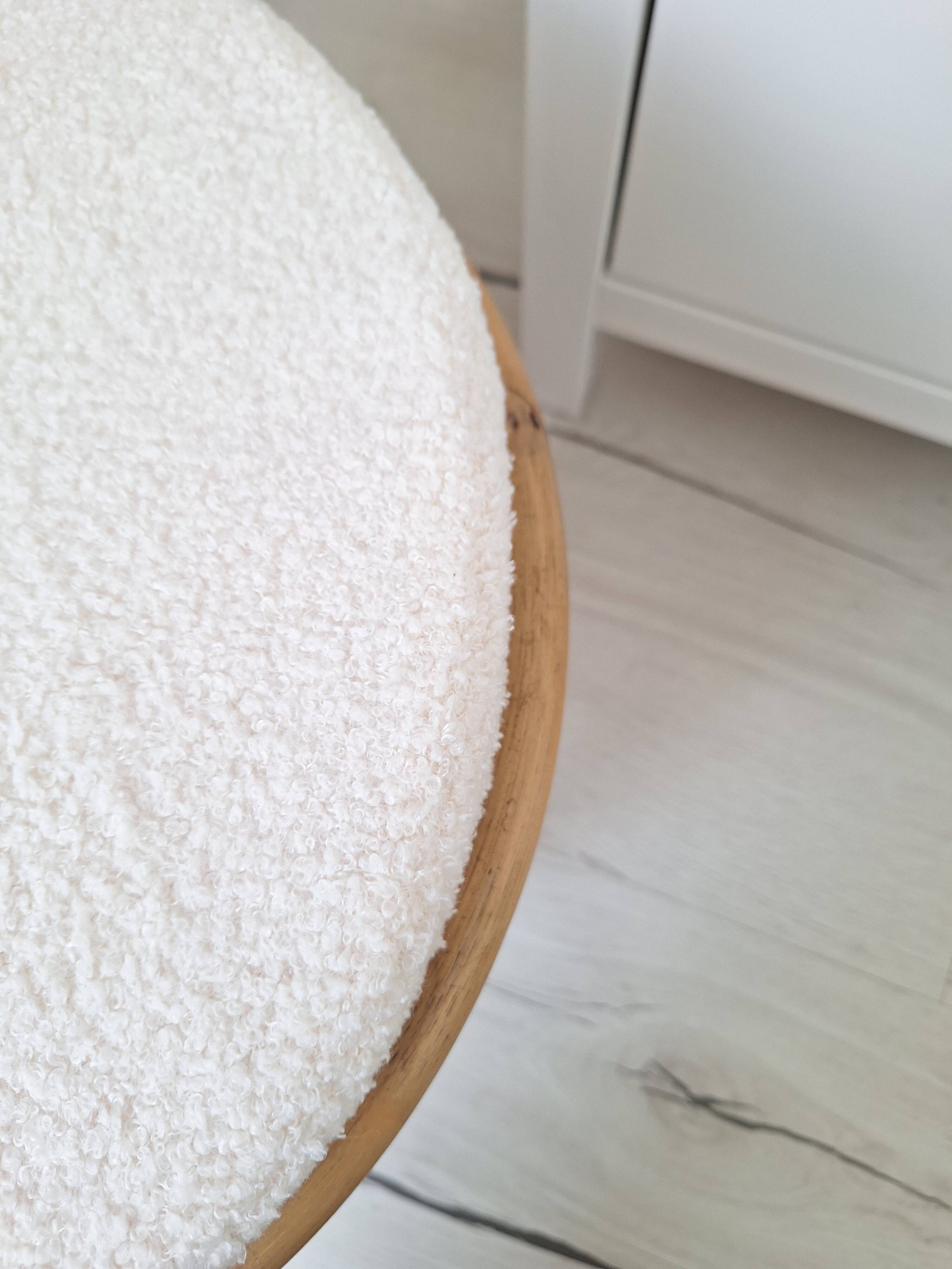 Pouf en rotin et tissu bouclette