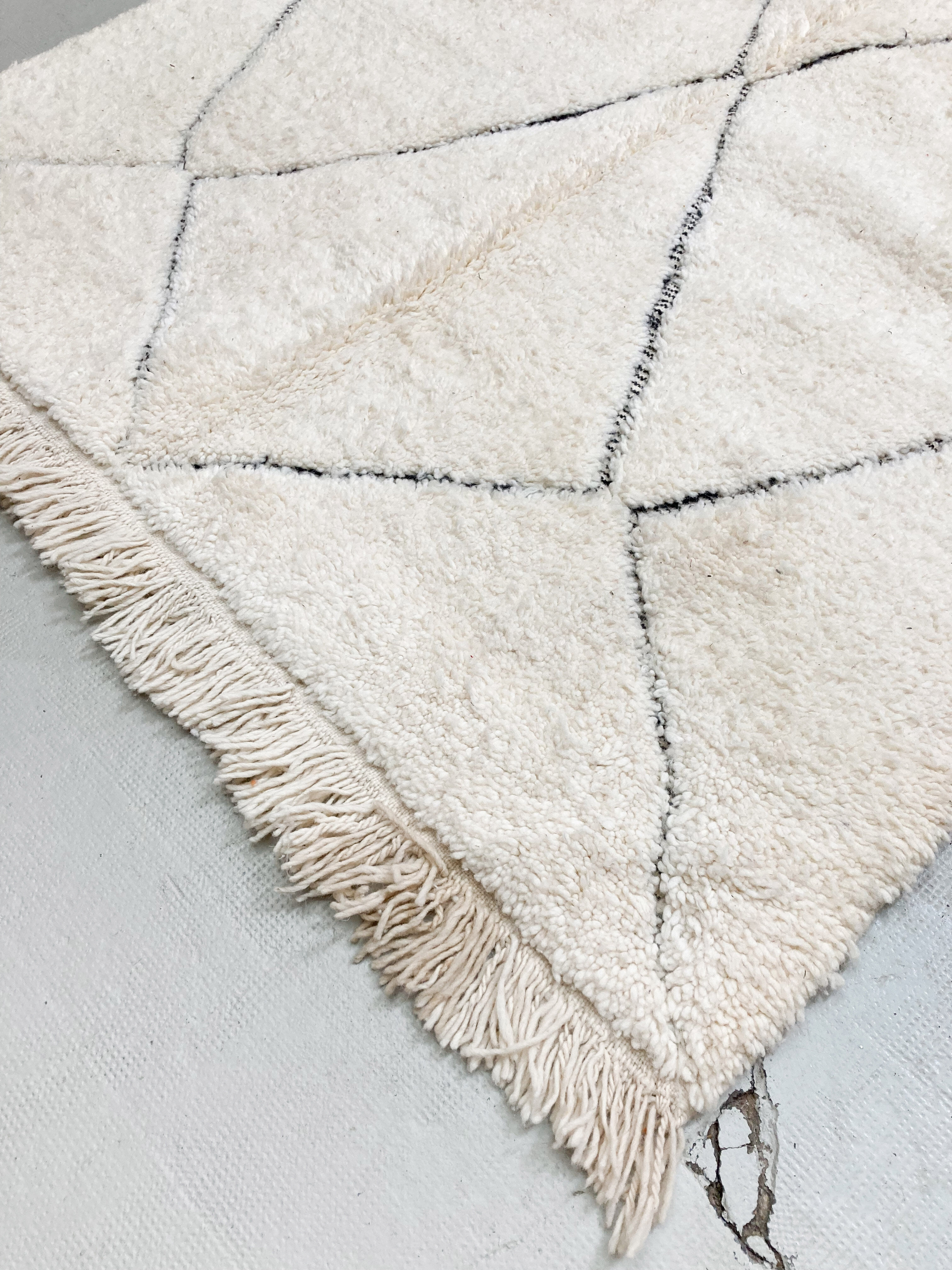 Moroccan Berber carpet beni ouarain ecru diamonds nors engraved 230x157cm