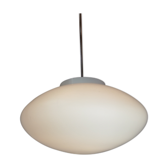 Lampe à suspension en verre opalin 1960