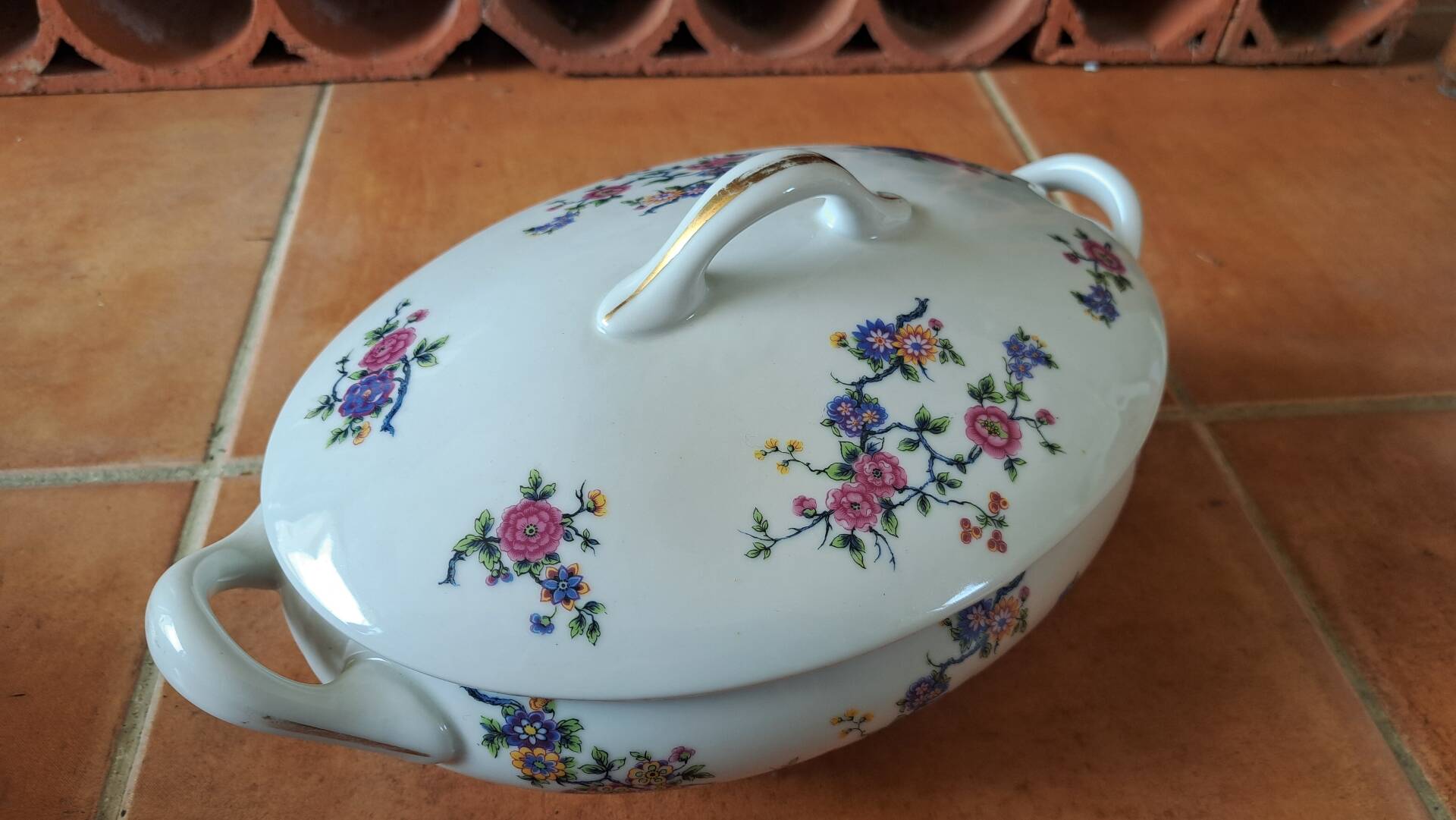 Soupière de la manufacture Michelaud Frères (M. Frères), située à Limo