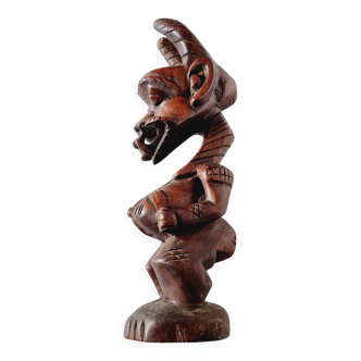 Sculpture ou figure africaine en bois sculpté de Nkishi de la tribu Songye du Congo