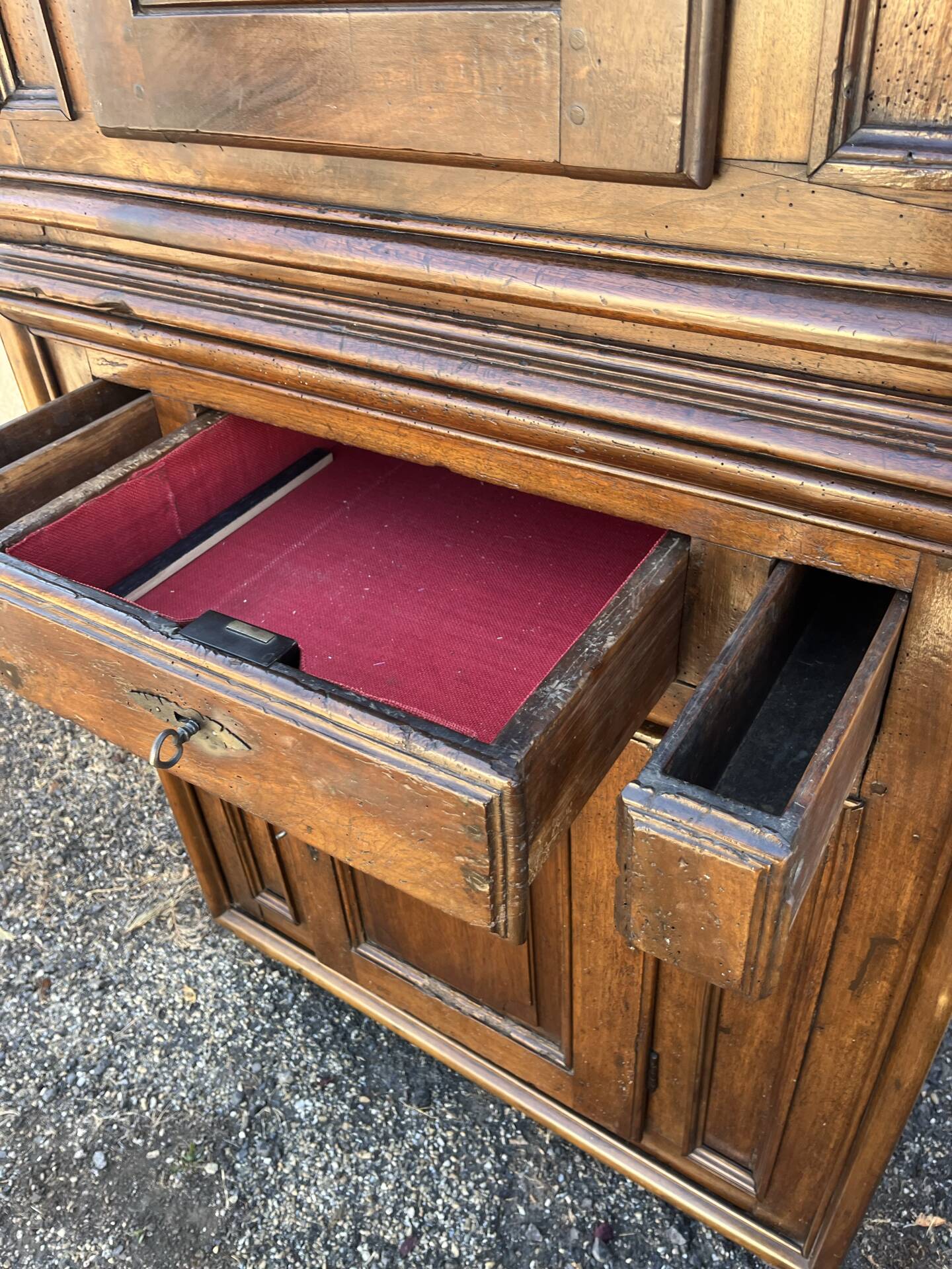 Buffet ancien deux corps en noyer 1800