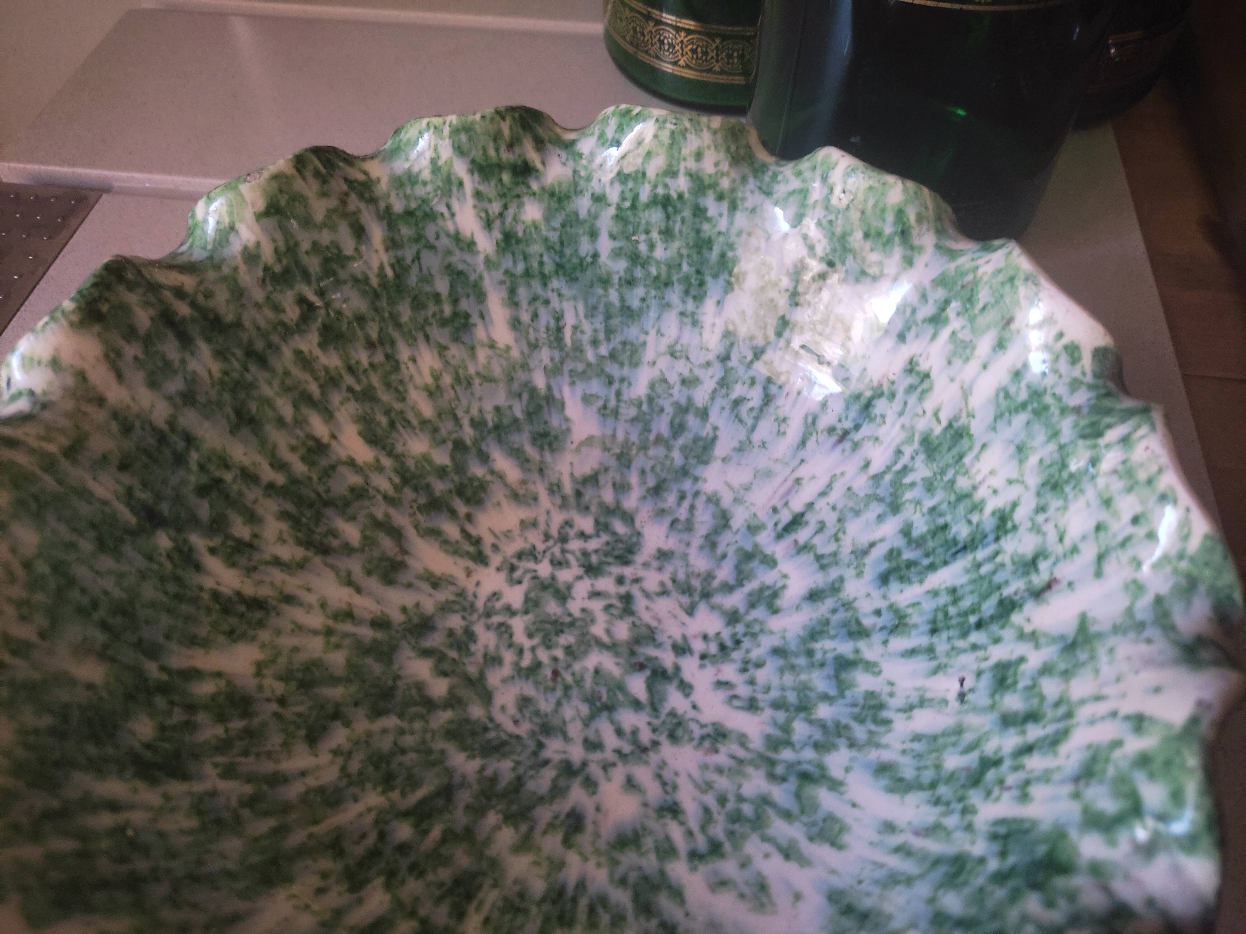 Ceramic bowl with hemmed edges