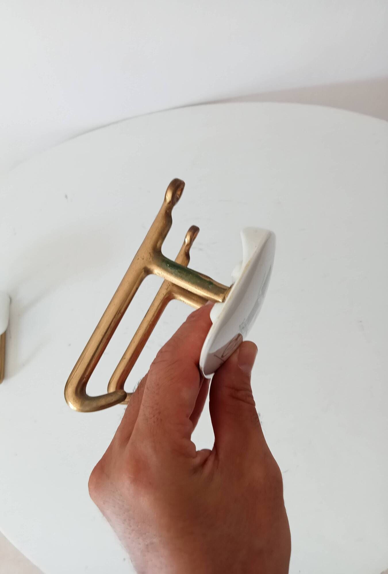 Set of 2 wall coat hooks in Bakelite and brass from the 1950s/60s.