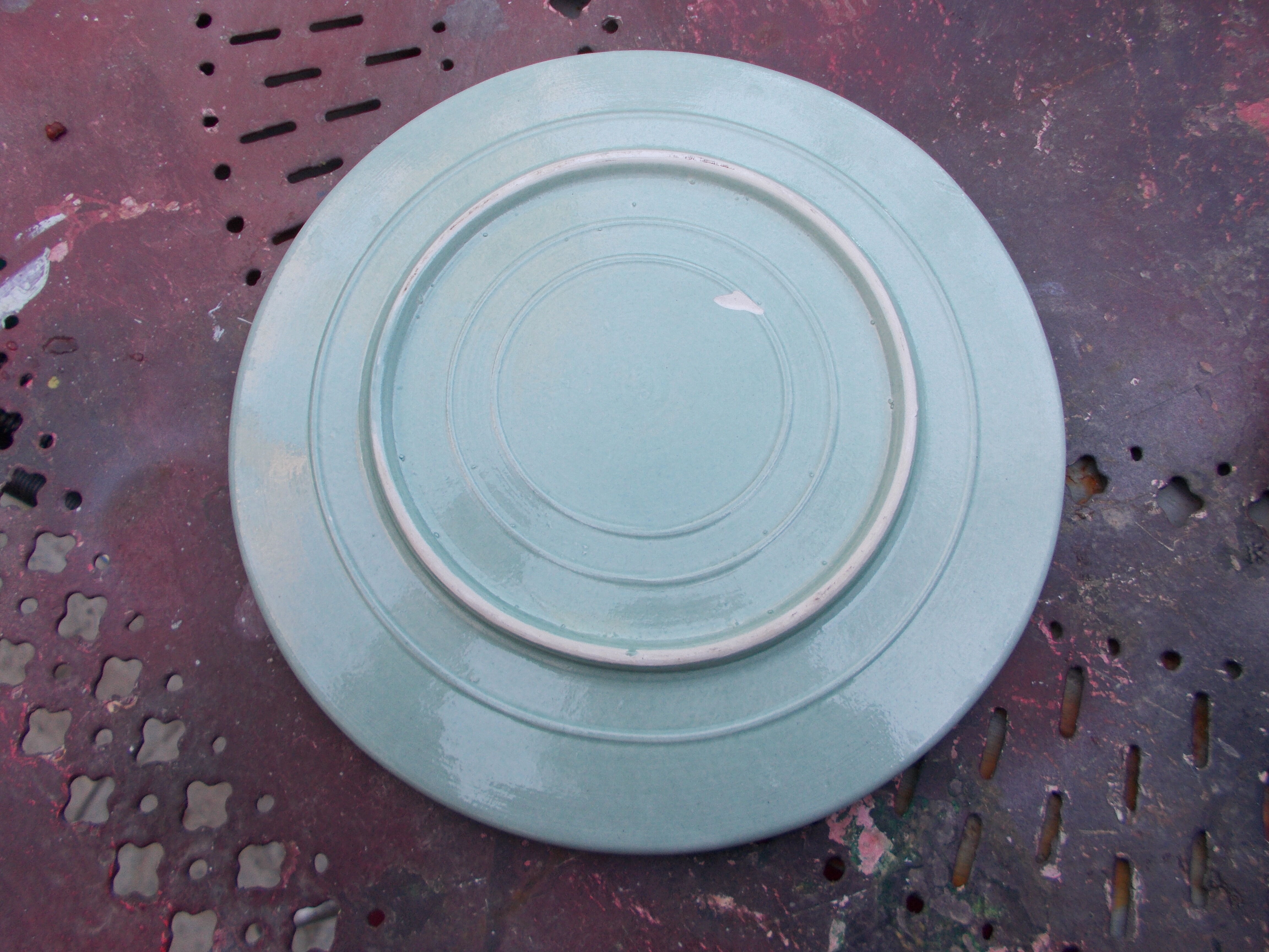 2 assiettes anciennes en barbotine 1 Keller & Guérin