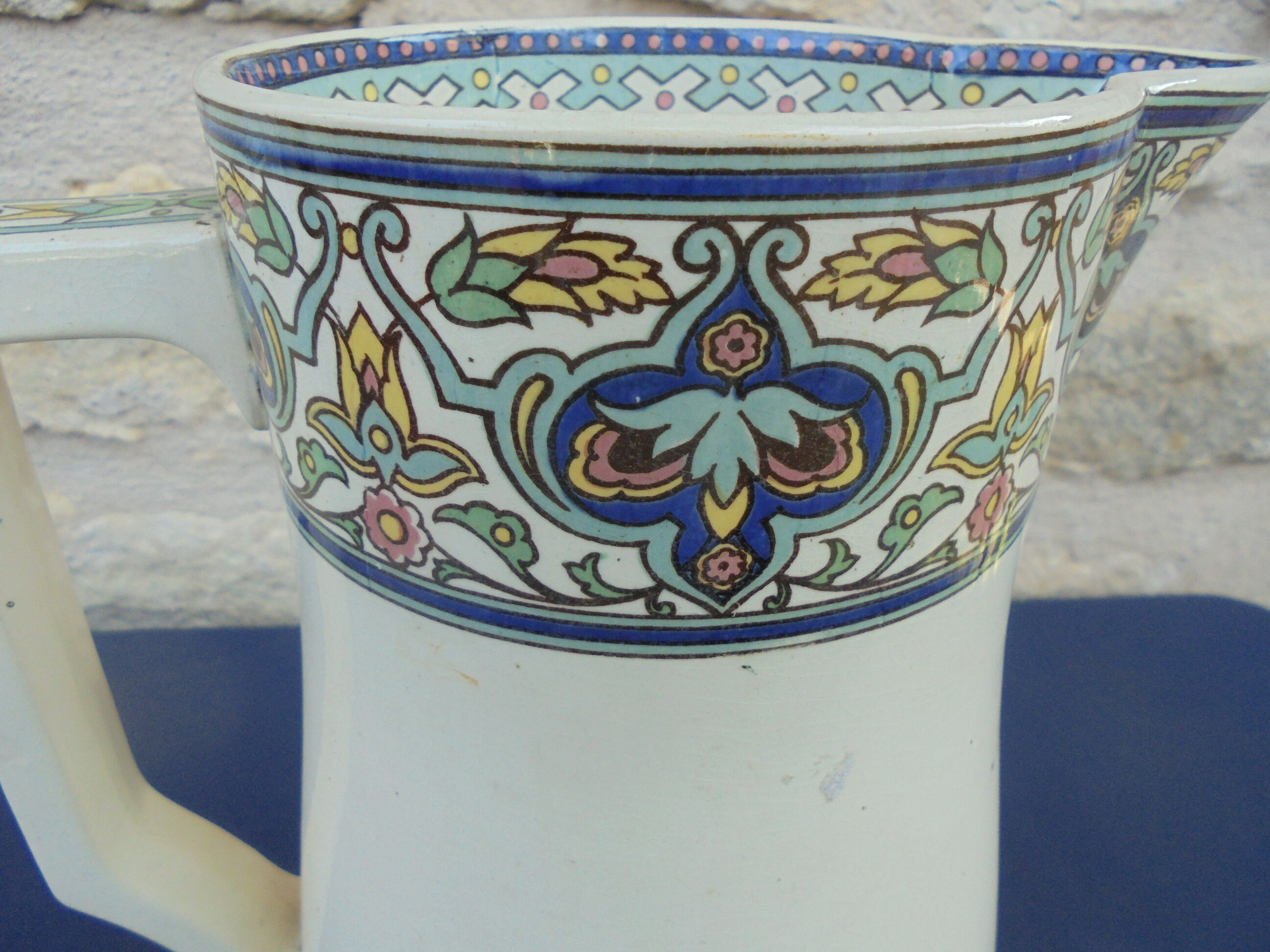 Broc en faience de sarreguemines