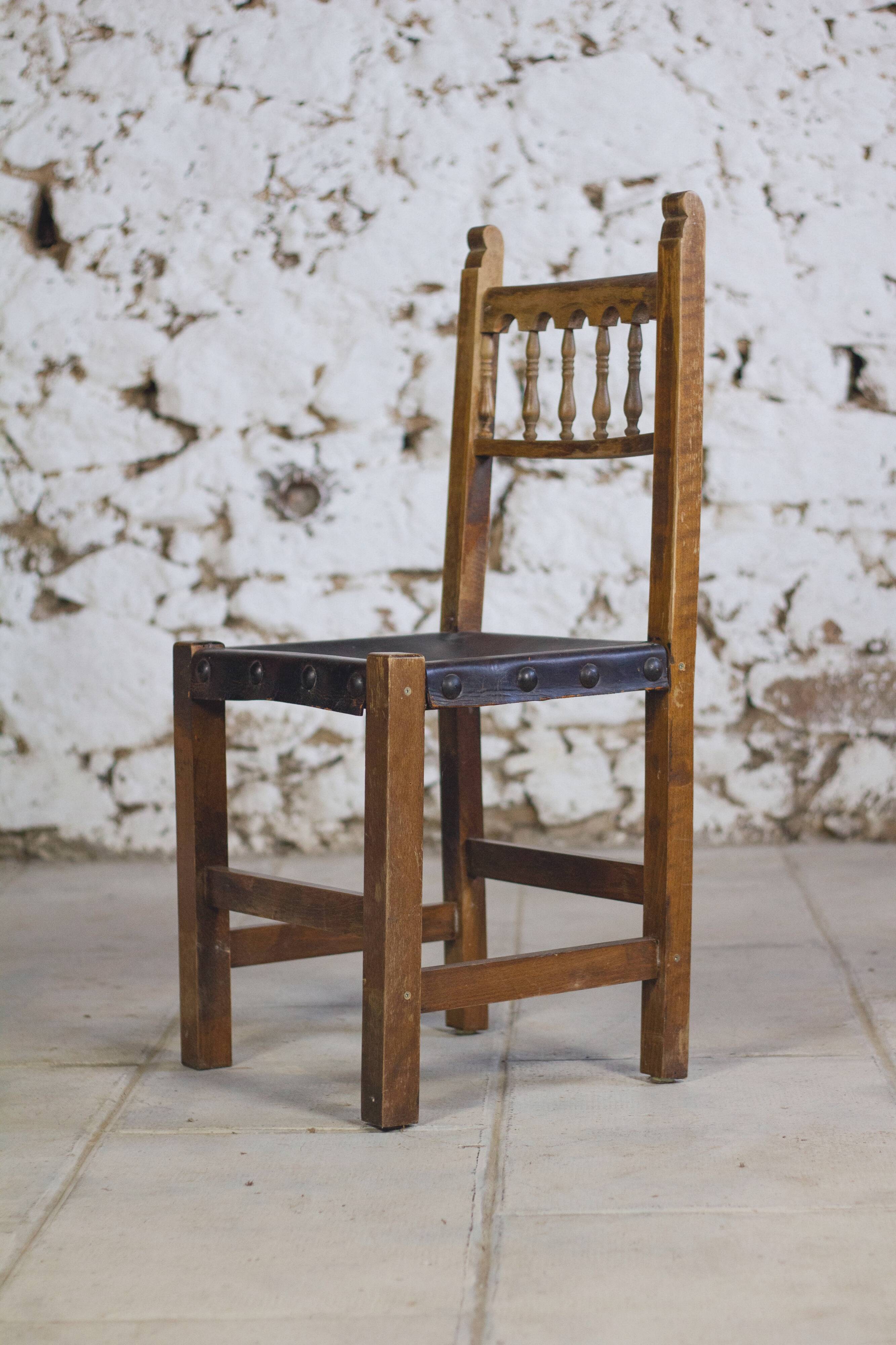 Chaise brutaliste bois et cuir espagnol, 1950