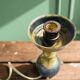 Lampe de table en laiton sur trépied de l'ère spatiale