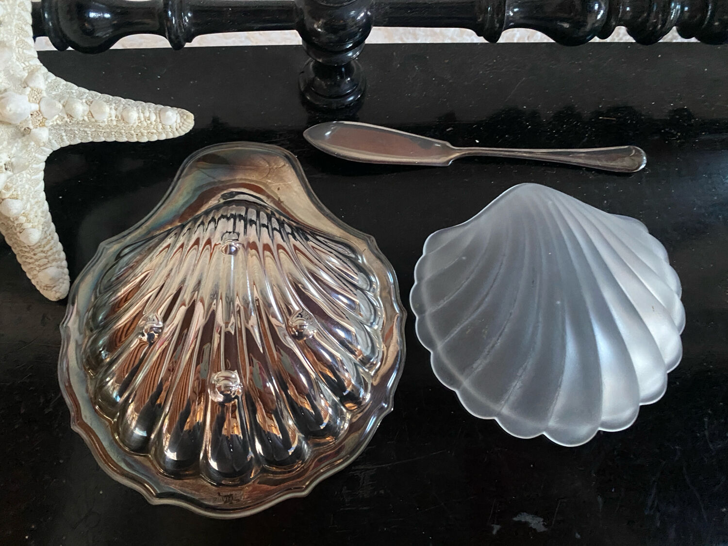 Shell butter dish and its silver-plated knife