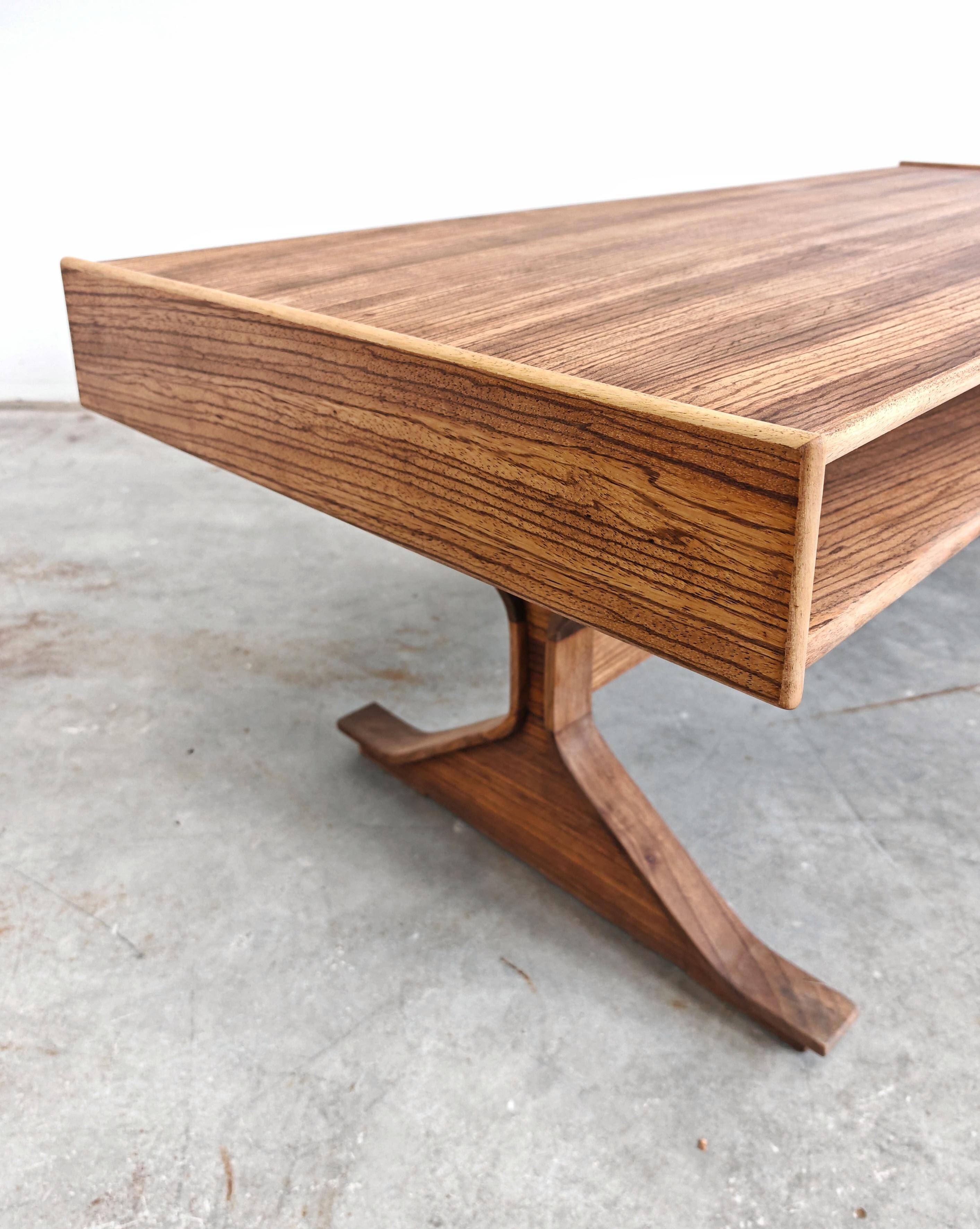 Table basse Mid Century Modern Gianfranco Frattini bois de Zebrano