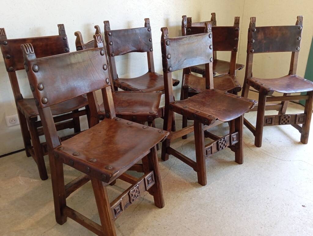 Set of 8 walnut and leather chairs from the 1950s