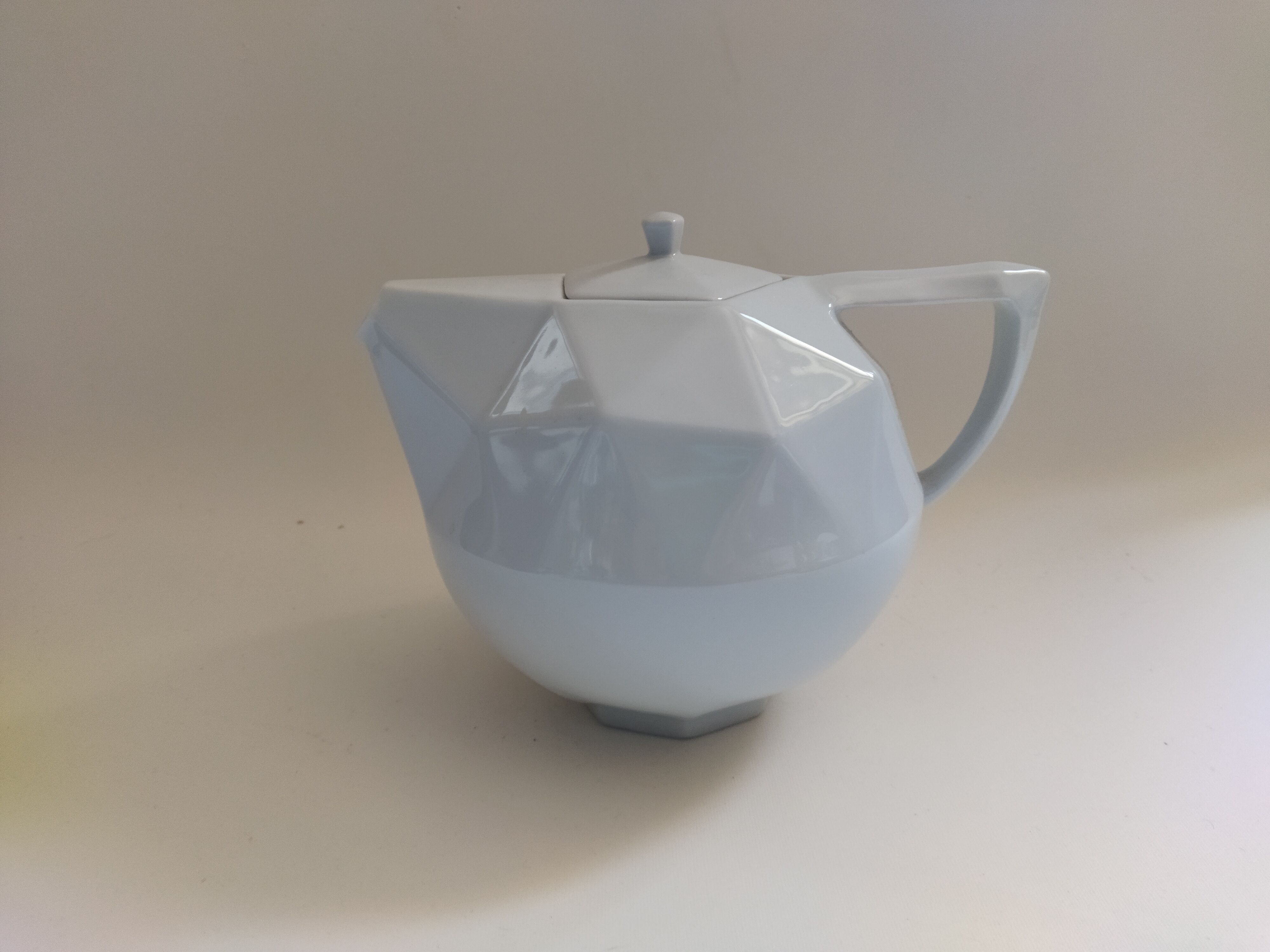 Porcelain teapot Deshoulières