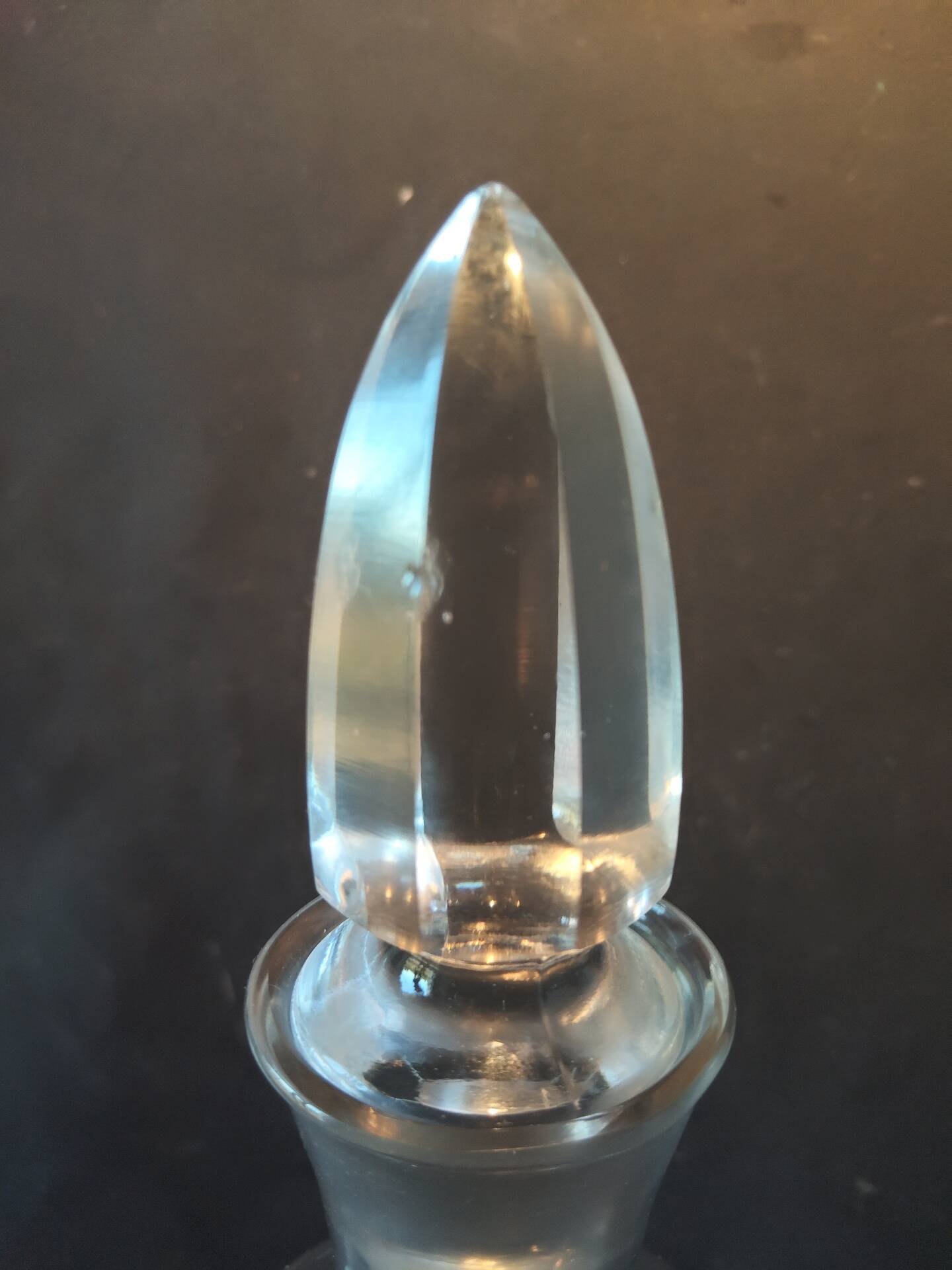 Carafe vintage en verre cristallin gravé – bouchon taillé assorti