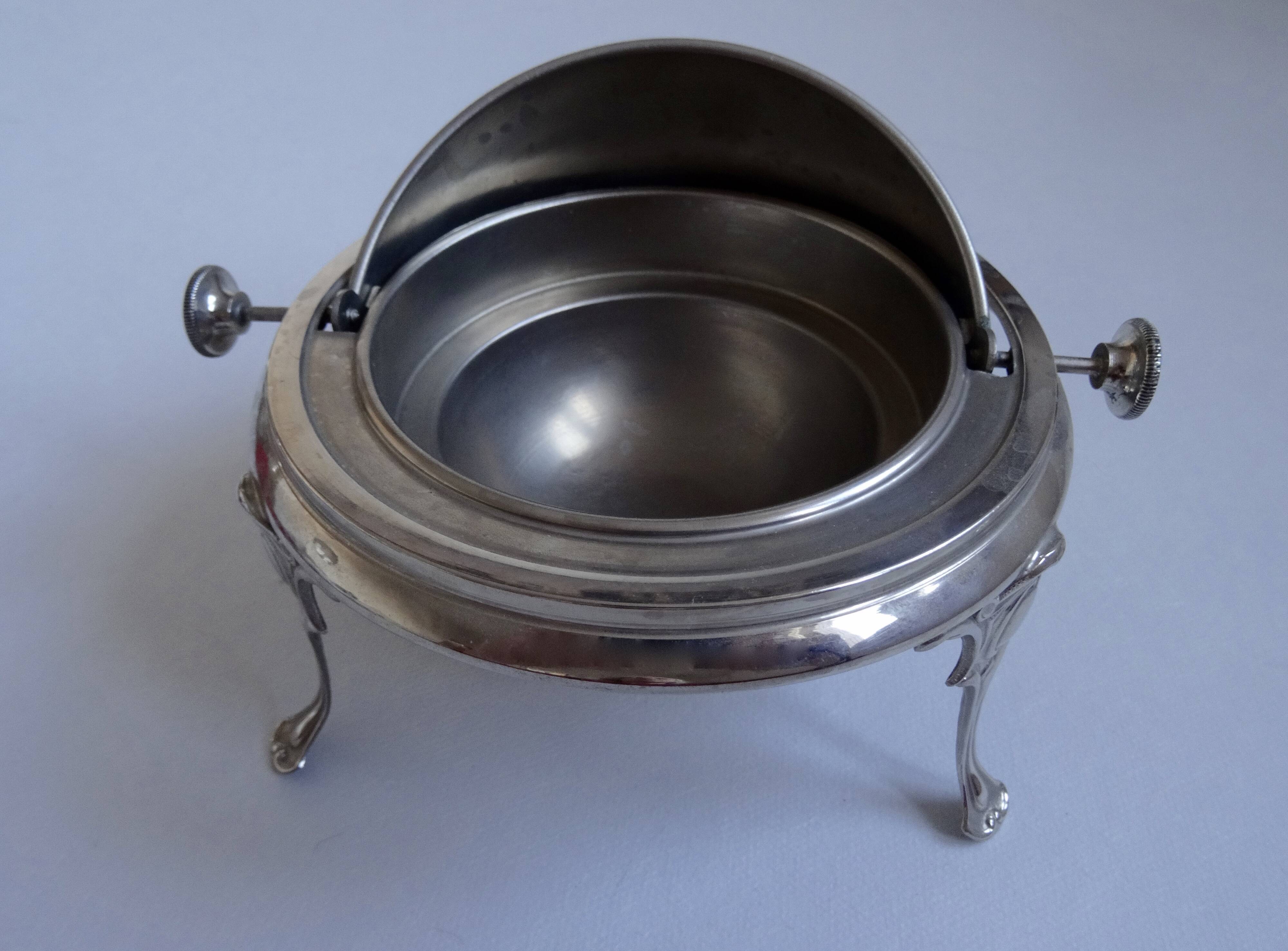 Caviar or butter display in metal