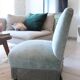 Fauteuil chauffeuse crapaud vintage en velours bleu à franges
