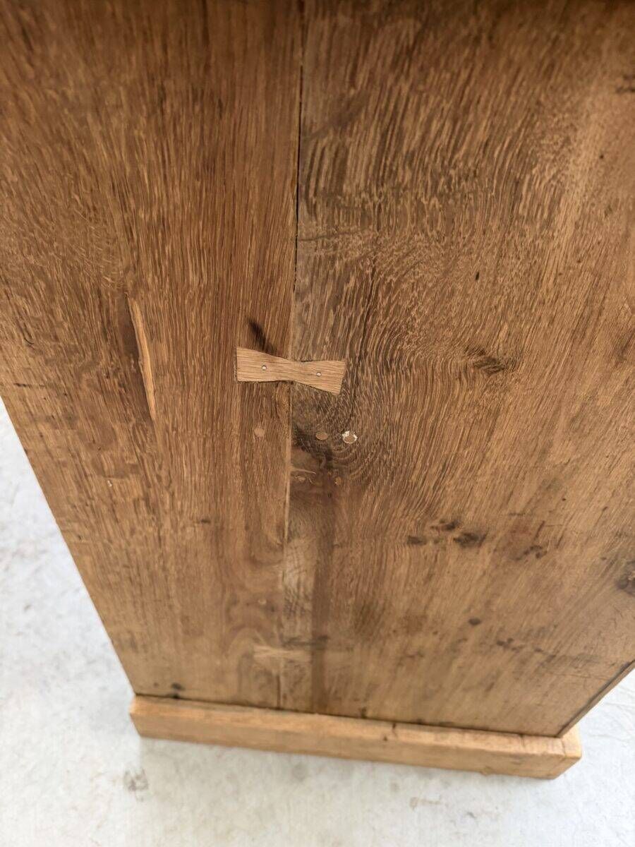 Oak chest of drawers from the early 20th century.