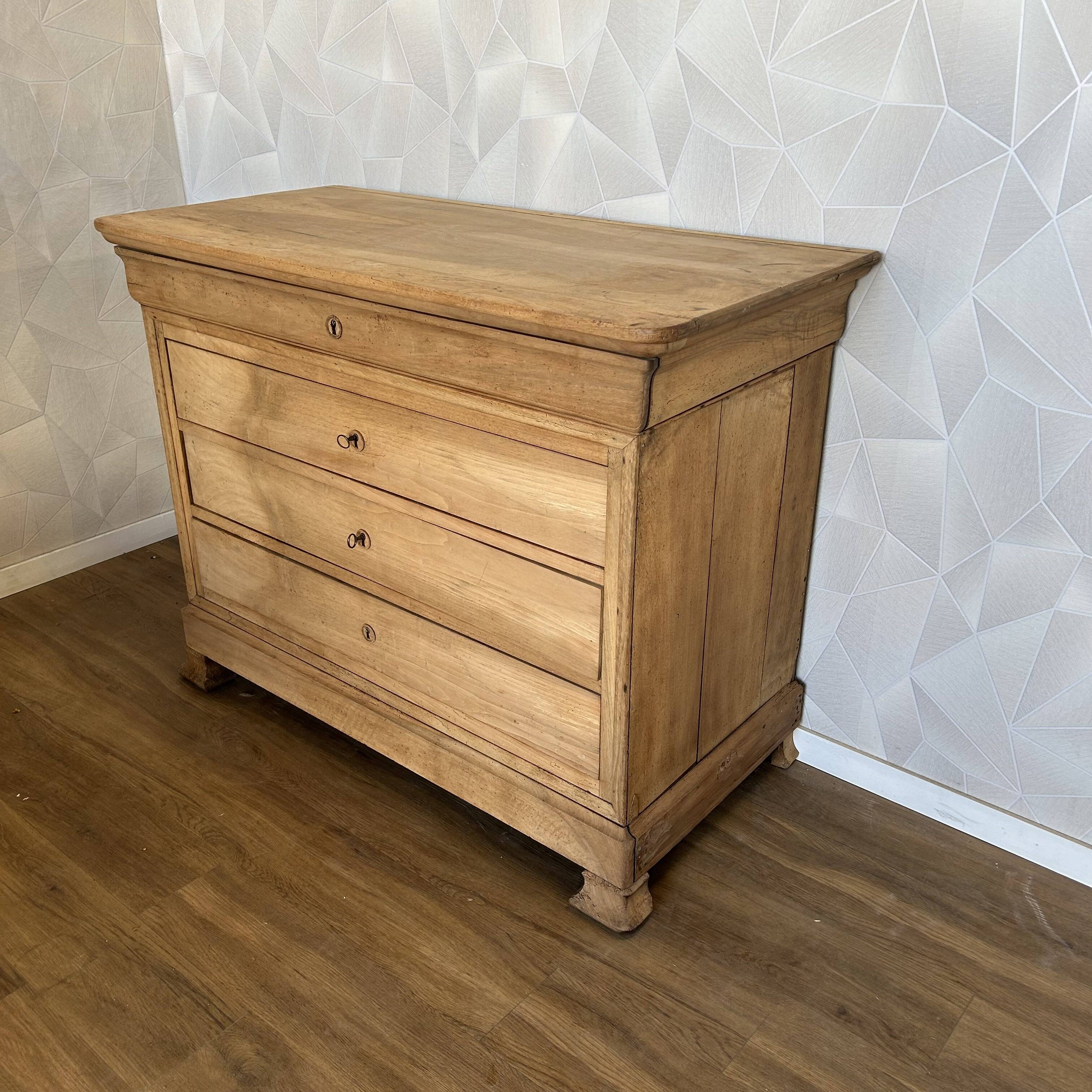Louis Philipe chest of drawers with 4 airbrushed drawers