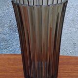 Vase en verre fumé dentelé