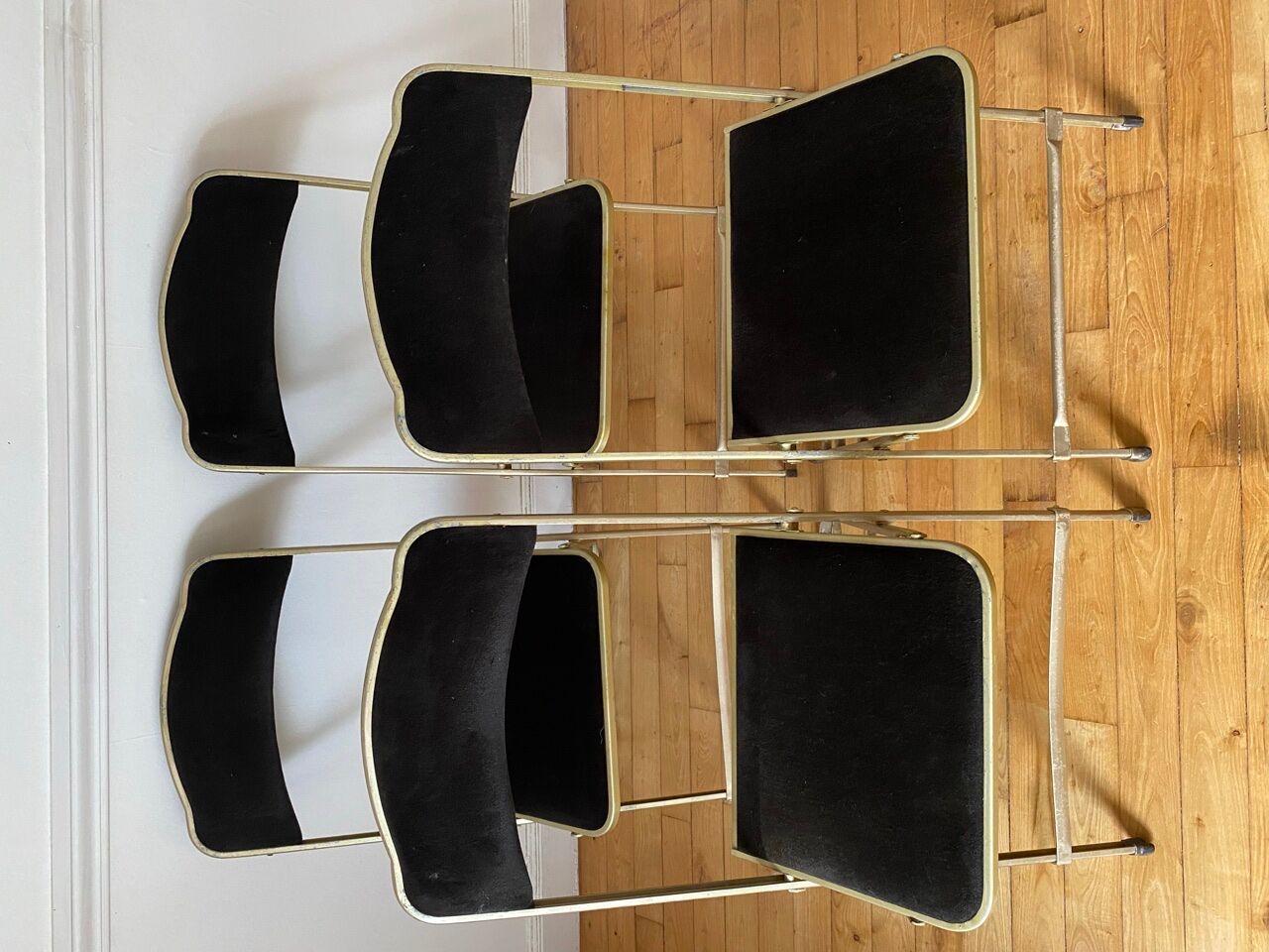 Series of 4 foldable velvet chairs