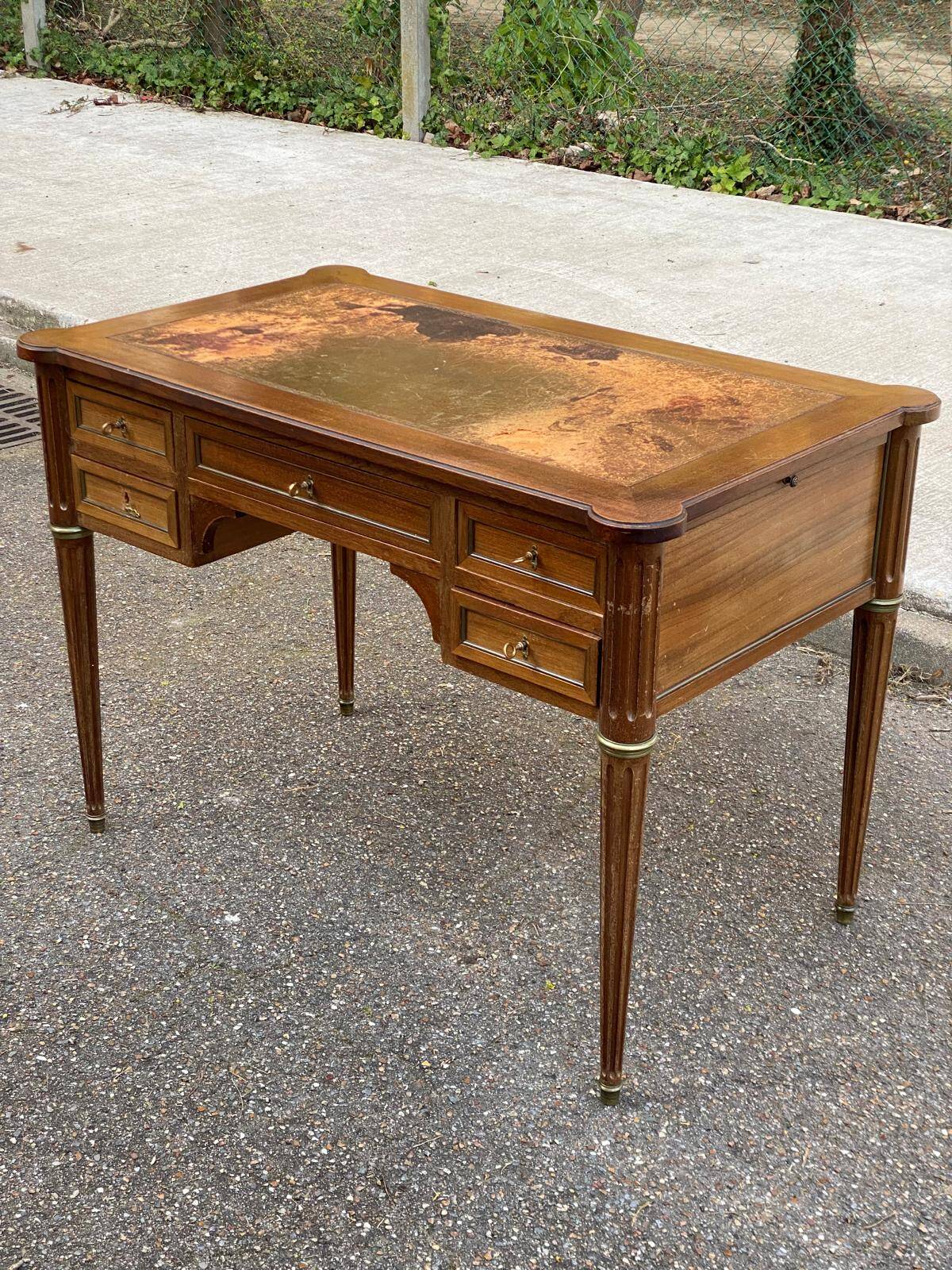 Louis XVI desk in solid wood and leather from the 20th century.