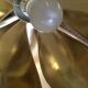 Suspension fleur petales beiges et dorees vintage
