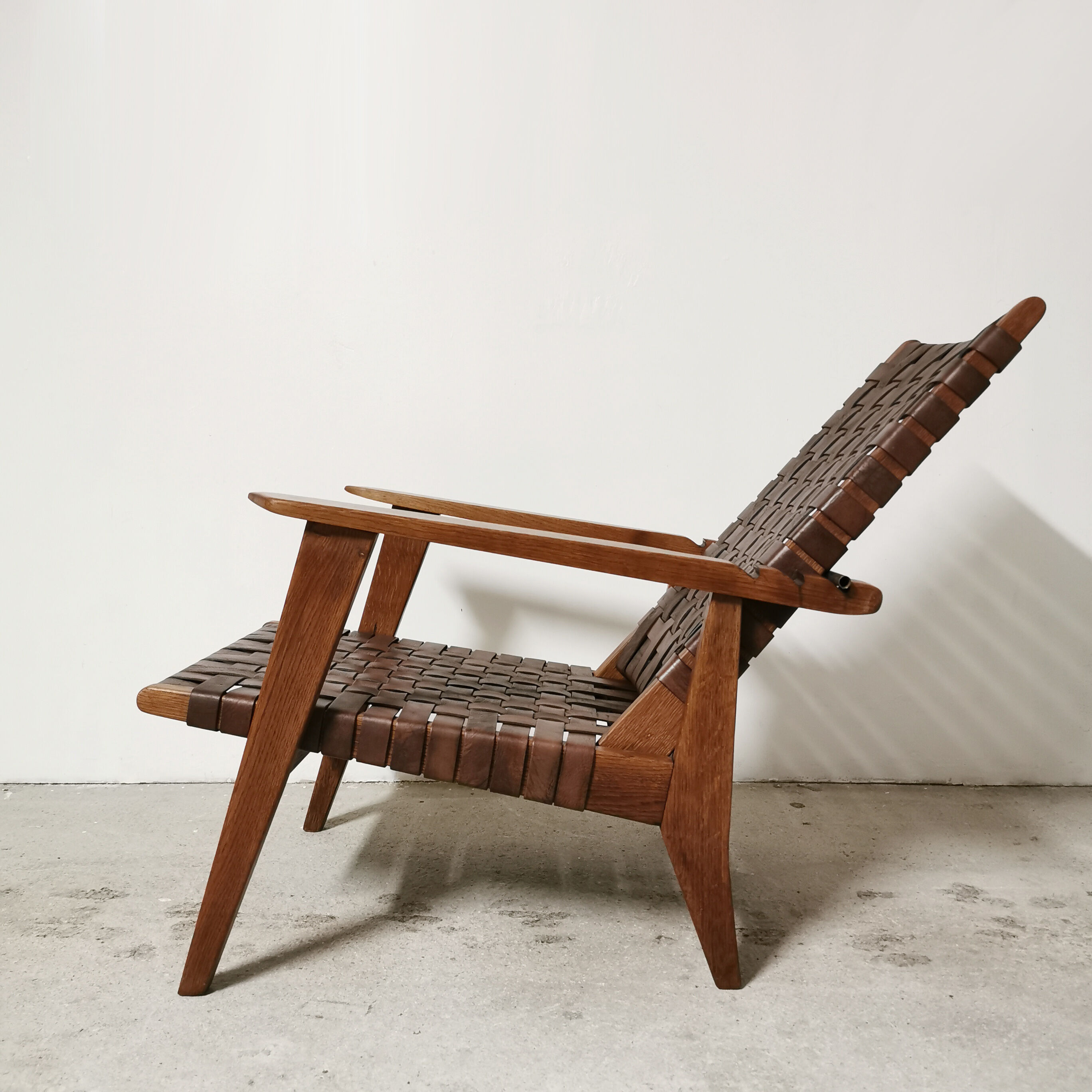 Fauteuil reconstruction en chêne et cuir, 1950