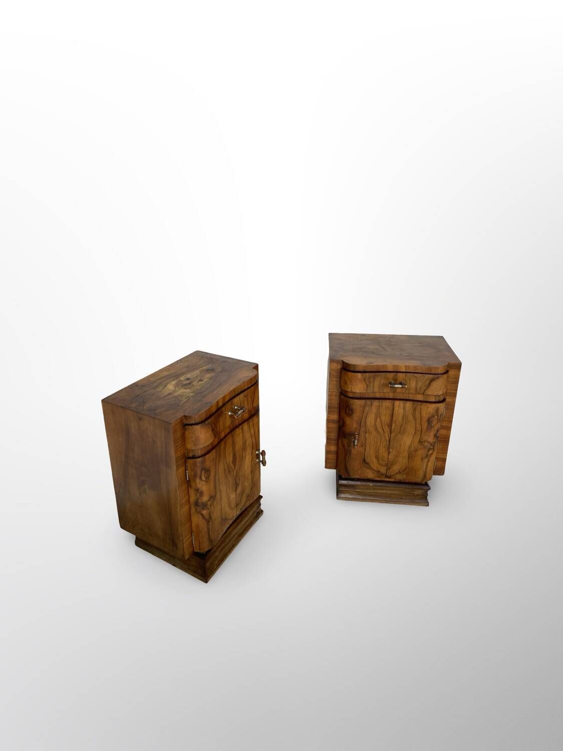 Tables de chevet Art déco italiennes en ronce de noyer, années 1930.
