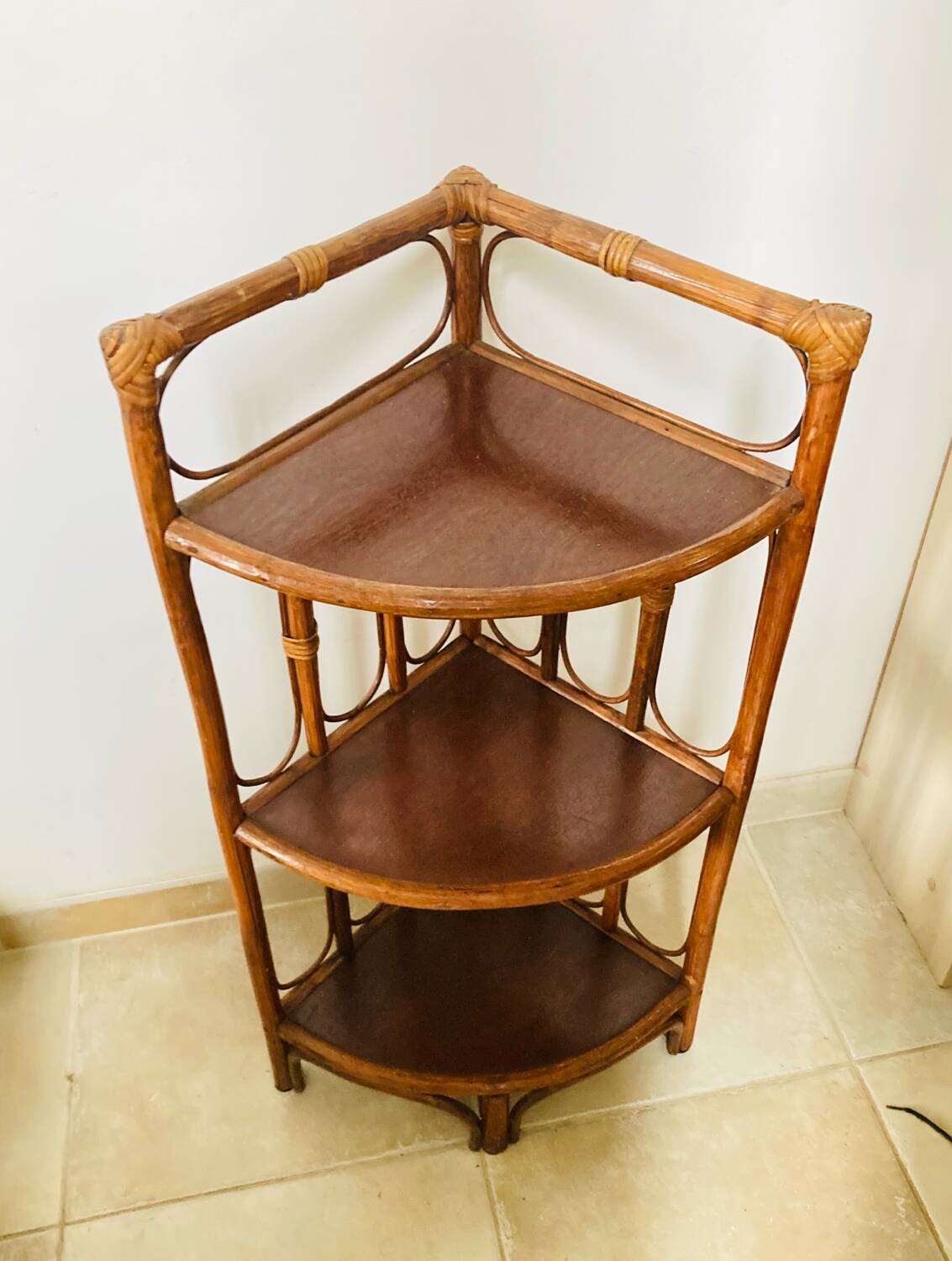 Étagère d'angle vintage en bambou et rotin années 1960/70