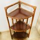 Étagère d'angle vintage en bambou et rotin années 1960/70