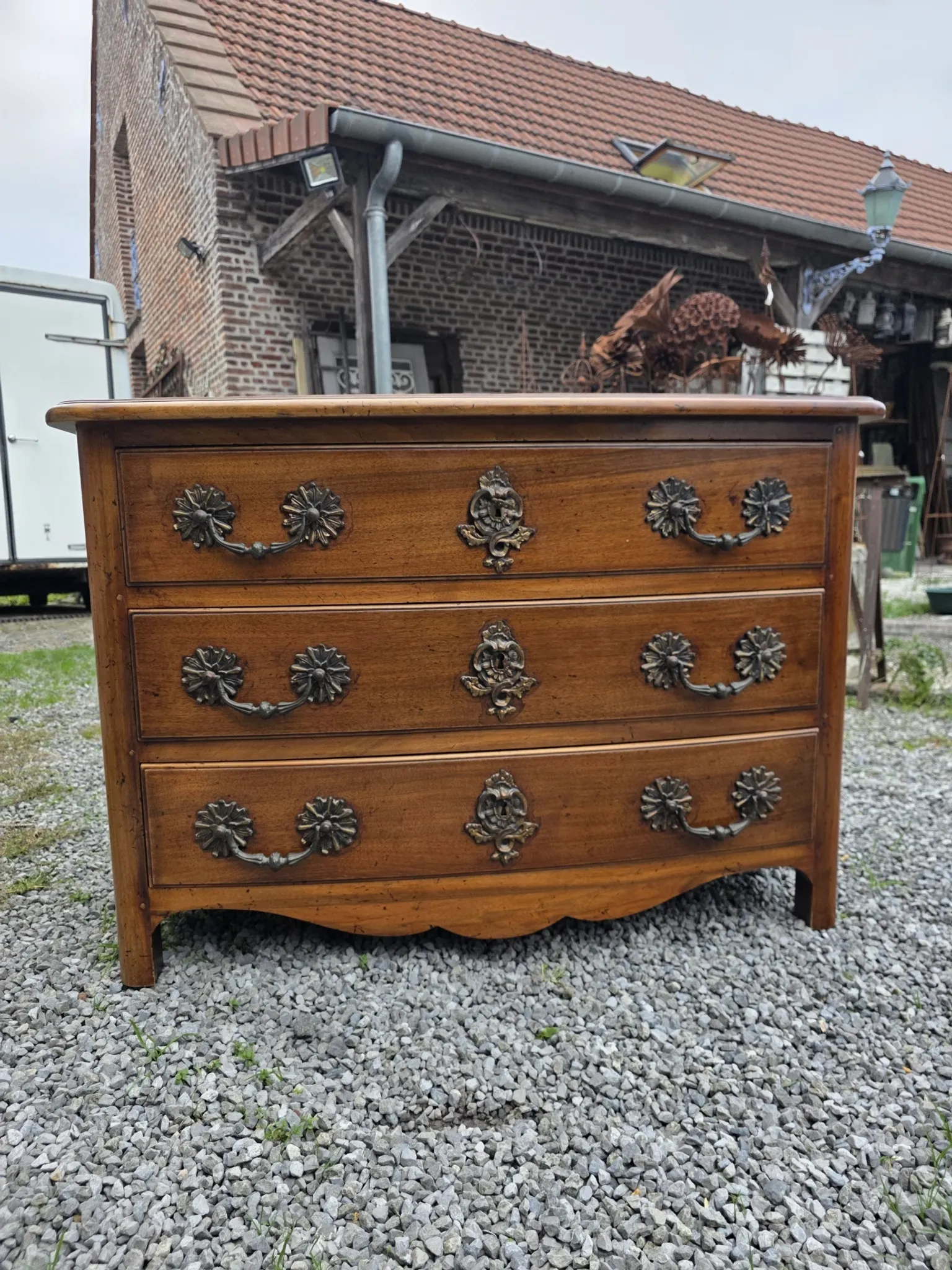 Commode galbée style Louis XV en noyer massif 