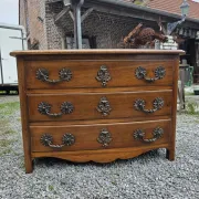 Commode galbée style Louis XV en noyer massif 