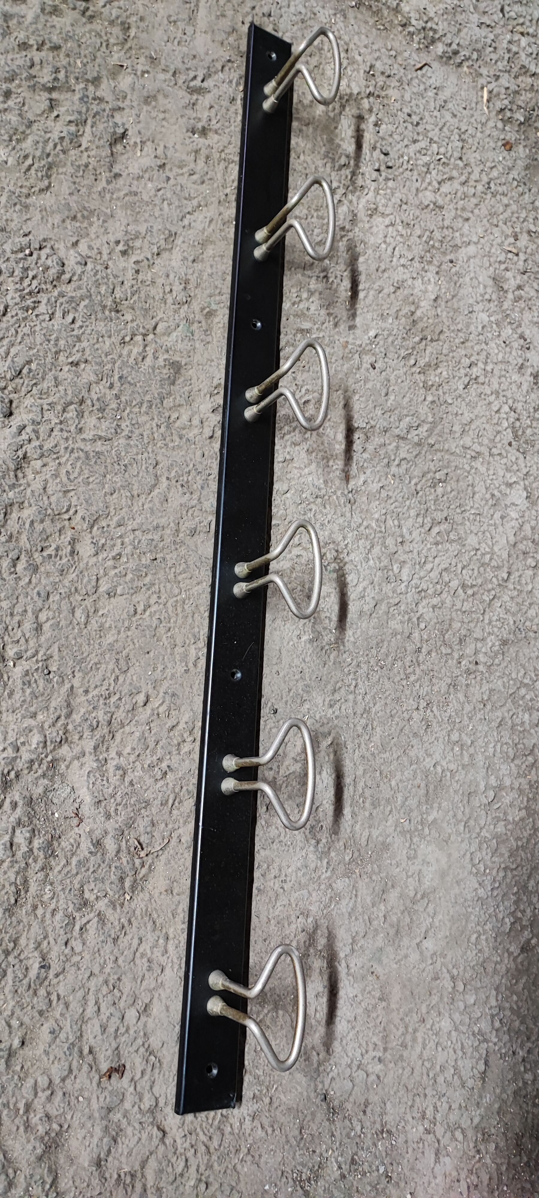 Porte manteau murale d'ecole à six patères métal ges