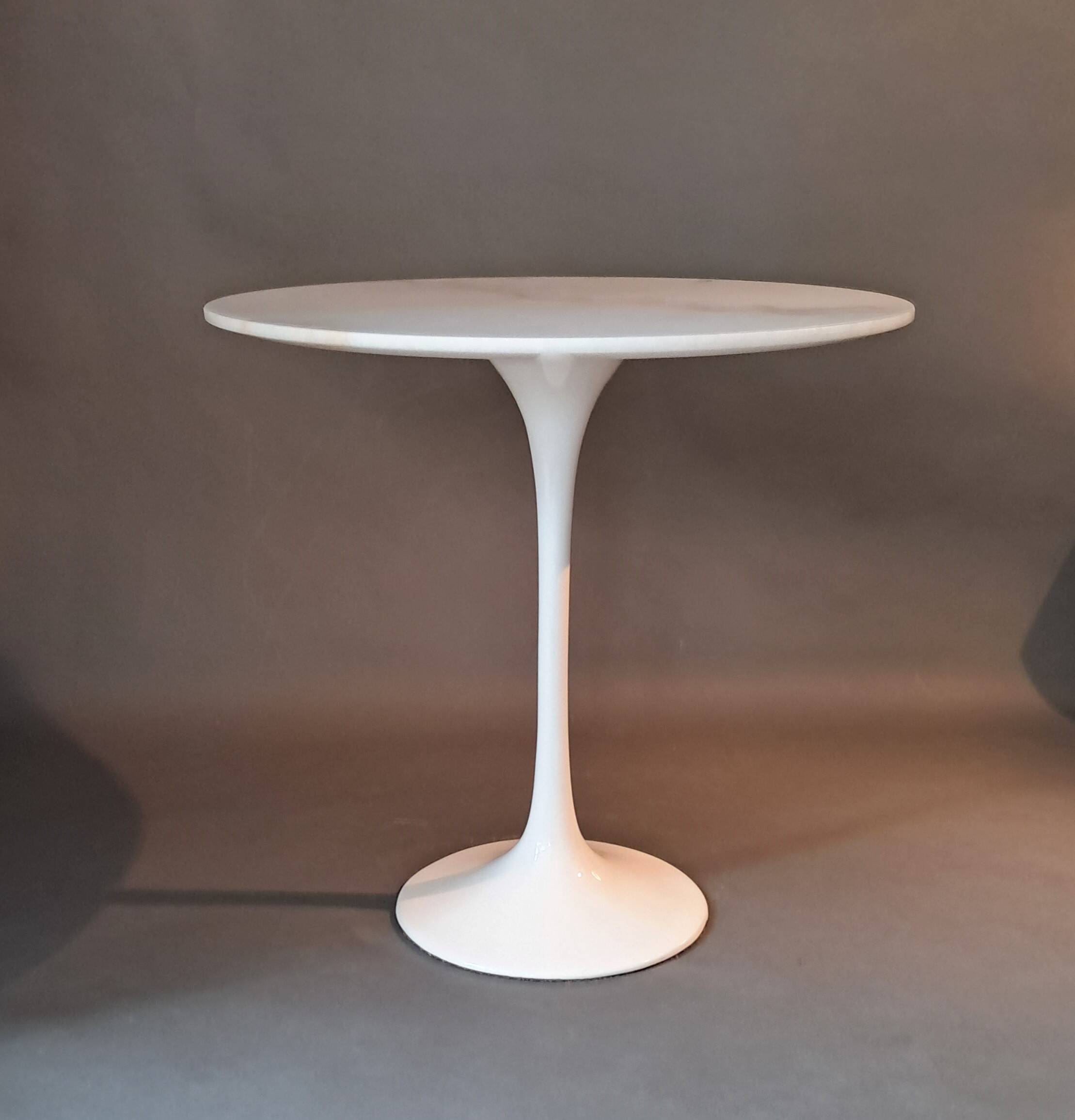 Tulip pedestal table in veined white marble and cast aluminum base, 1970/1980