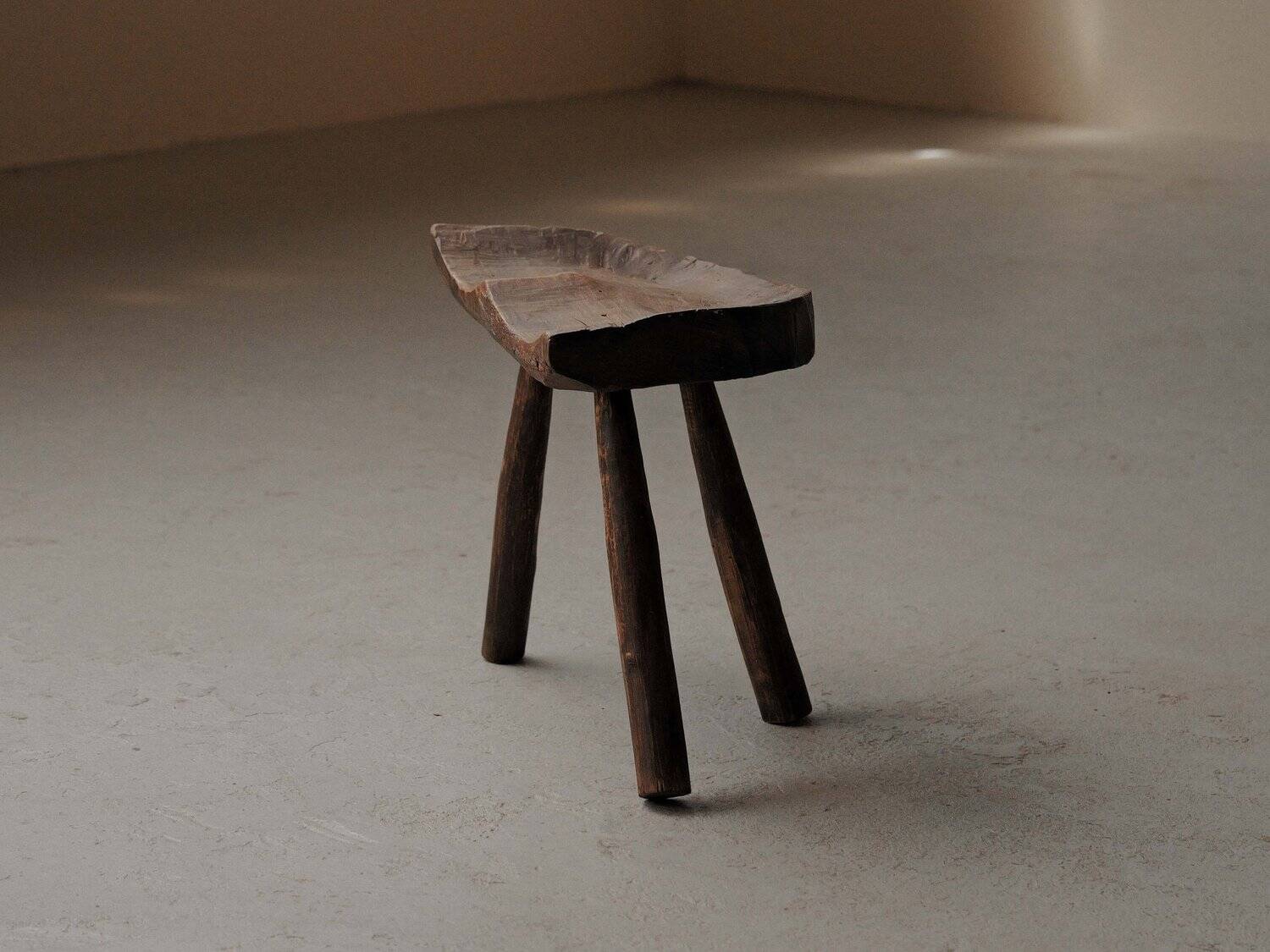 Milking stool in solid wood, Folk art, Cévennes, around 1900