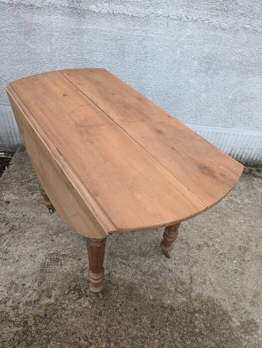 Round table with folding sides