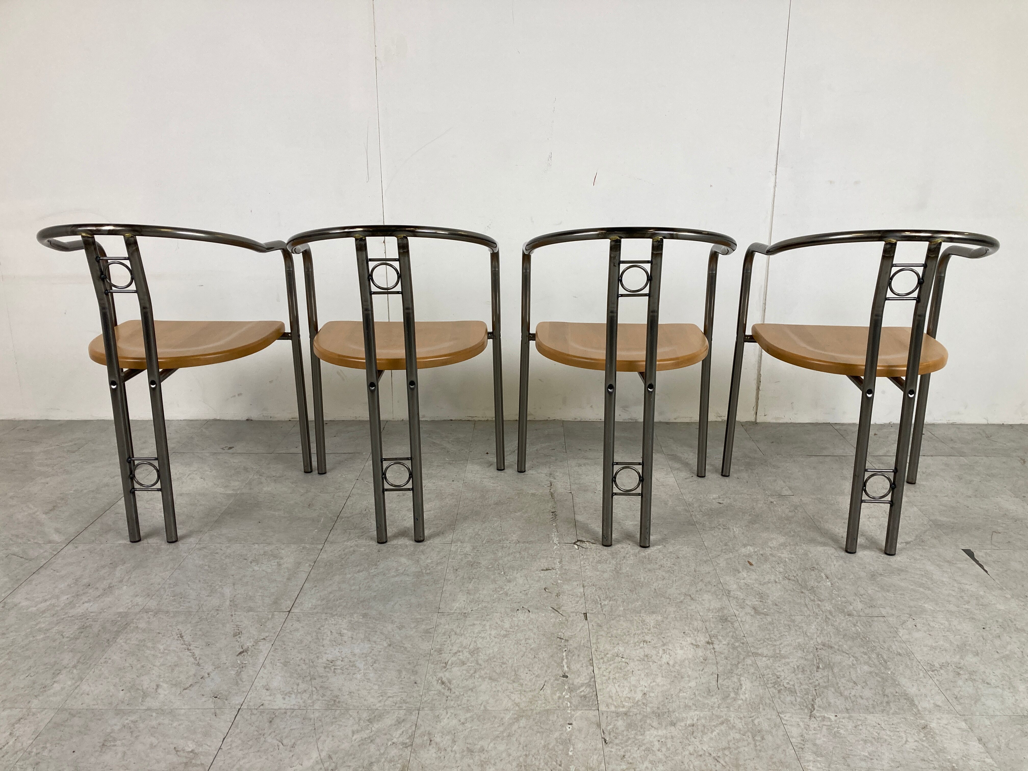 Chaises et table de salle à manger postmodernes, années 1980