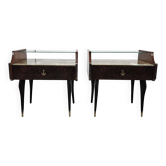 Paire de tables de nuit en acajou des années 1960 avec doubles plateaux en verre.