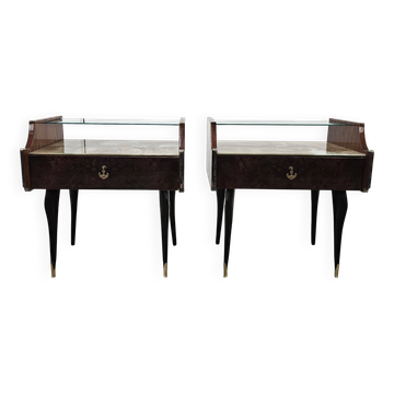 Paire de tables de nuit en acajou des années 1960 avec doubles plateaux en verre.