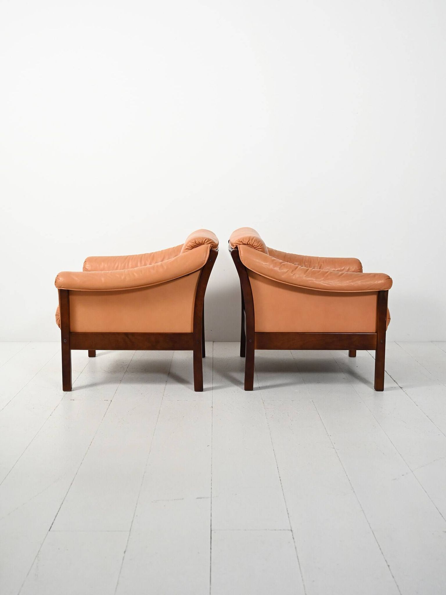 Paire de fauteuils scandinaves en cuir, années 1950