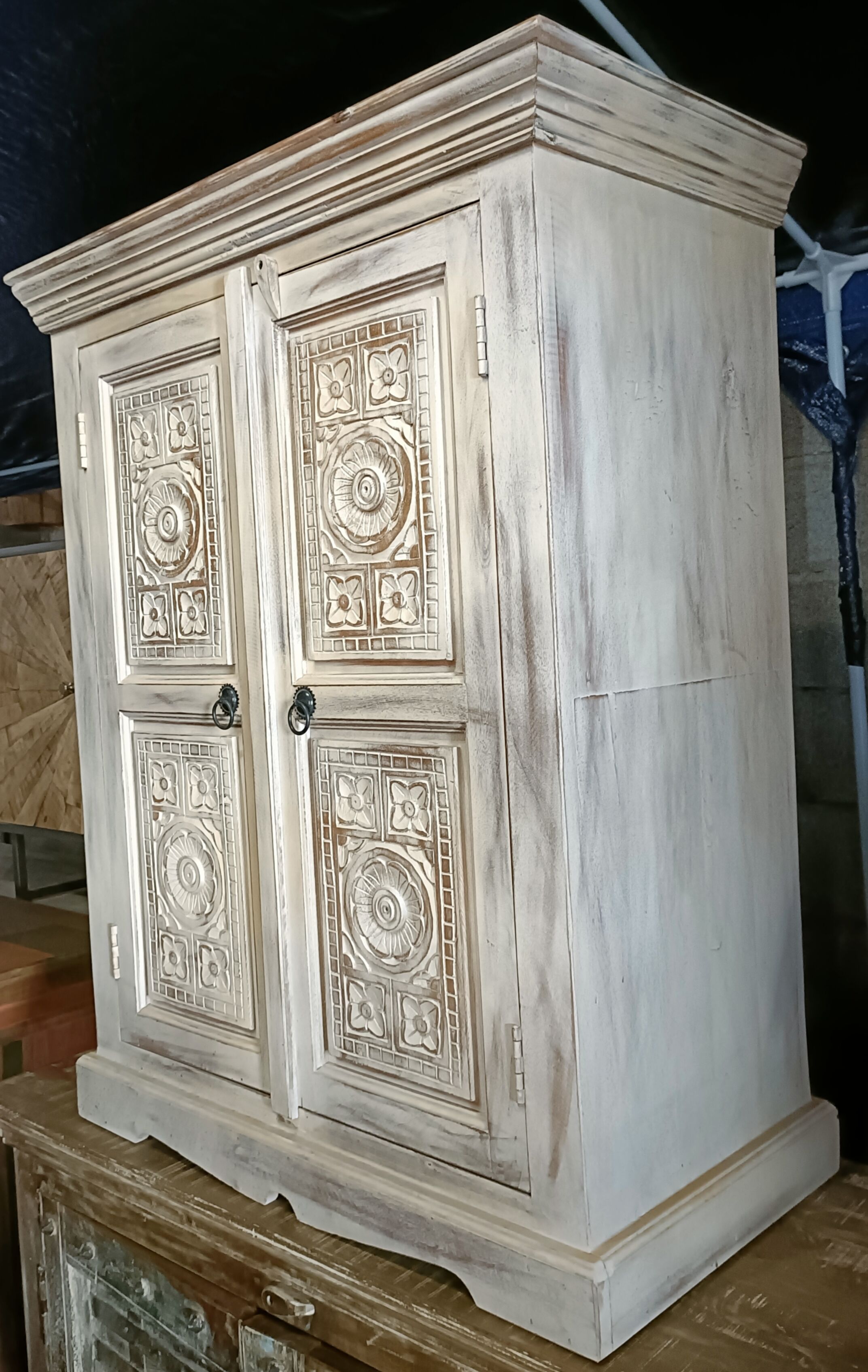 White chest of drawers