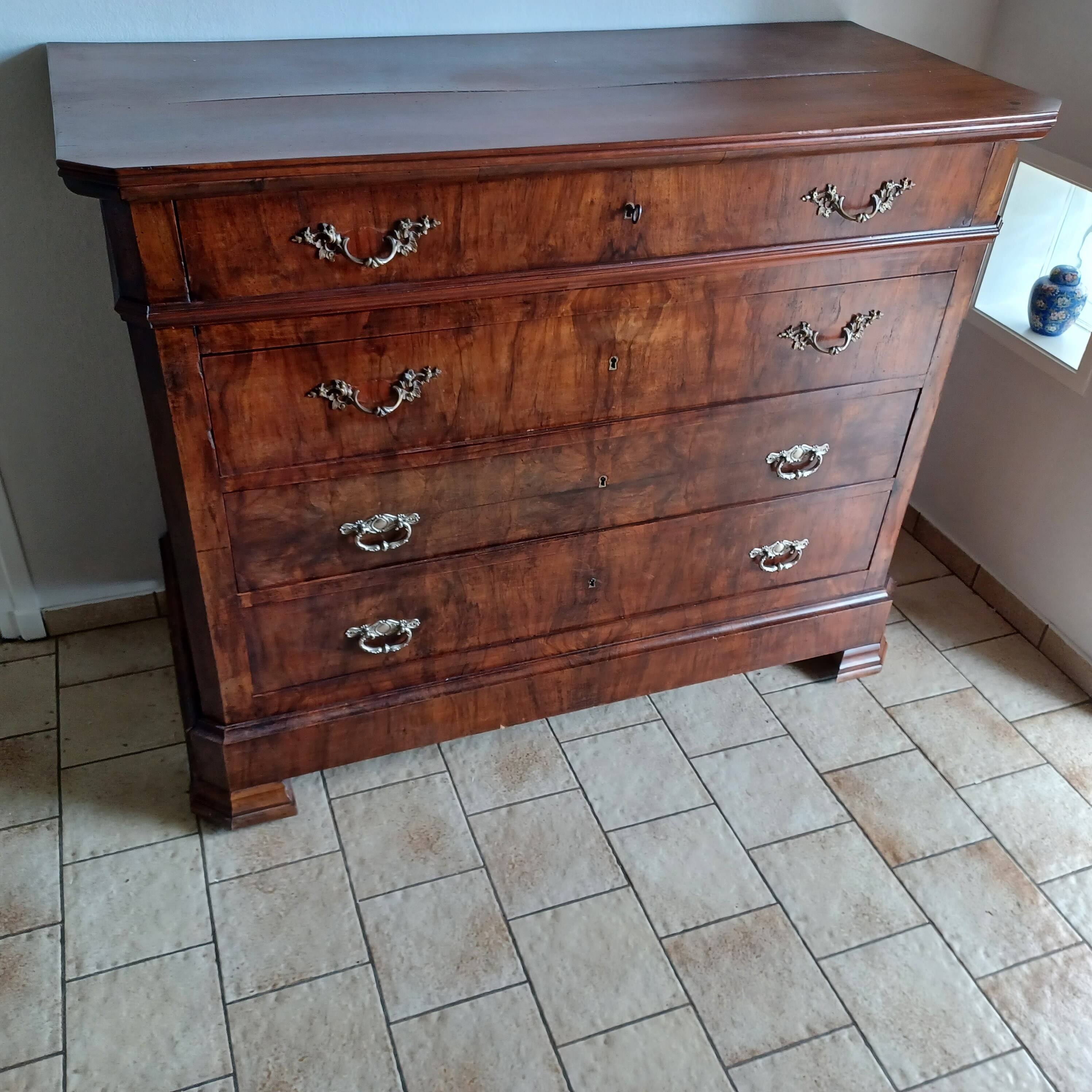 Chest of drawers