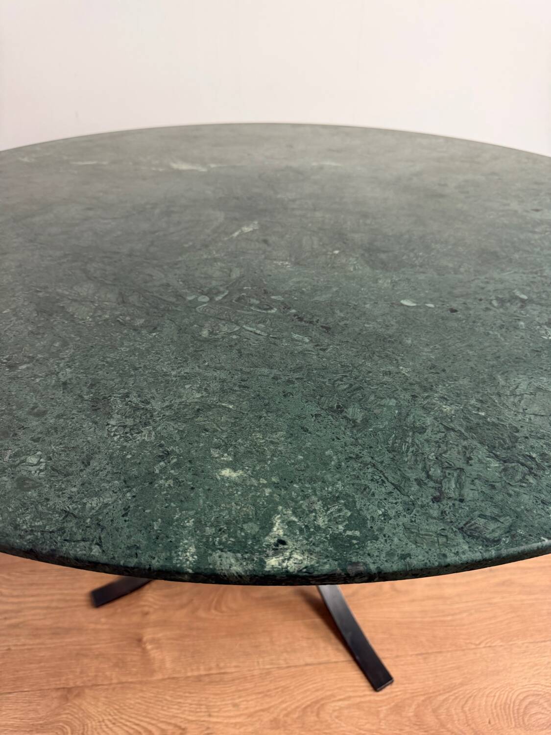 Round dining table – green marble & wrought iron