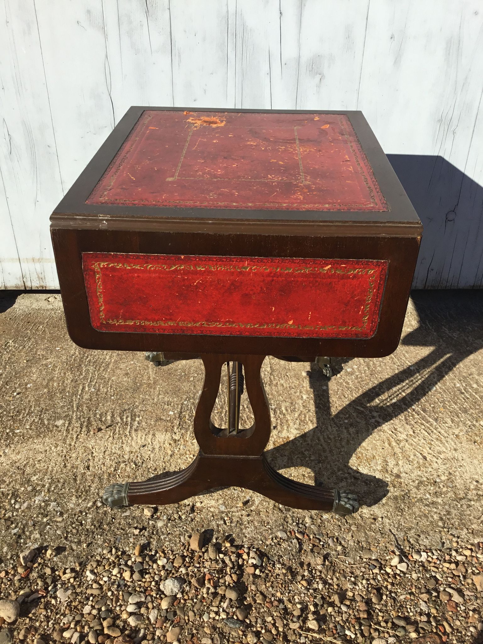 Table basse dessus cuir