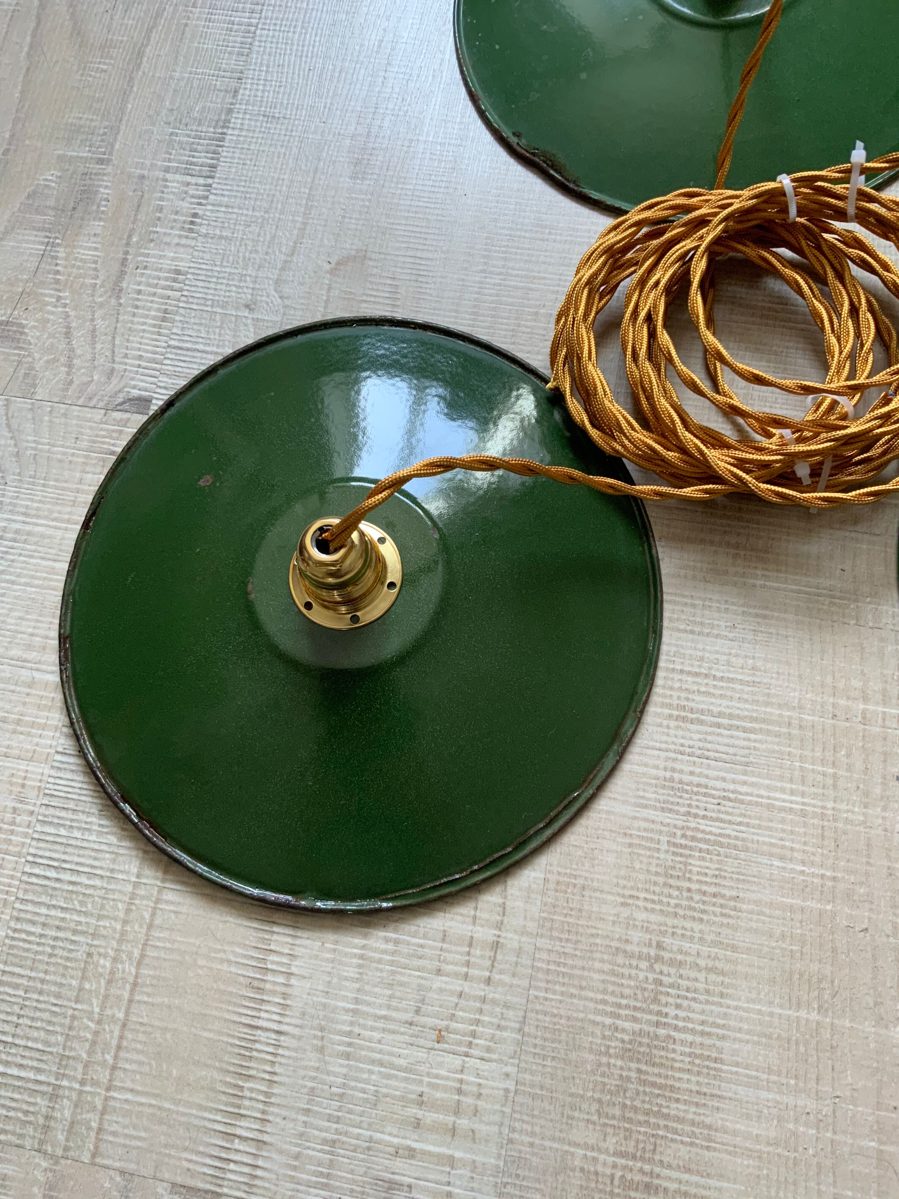 Green and white enamelled sheet metal suspension