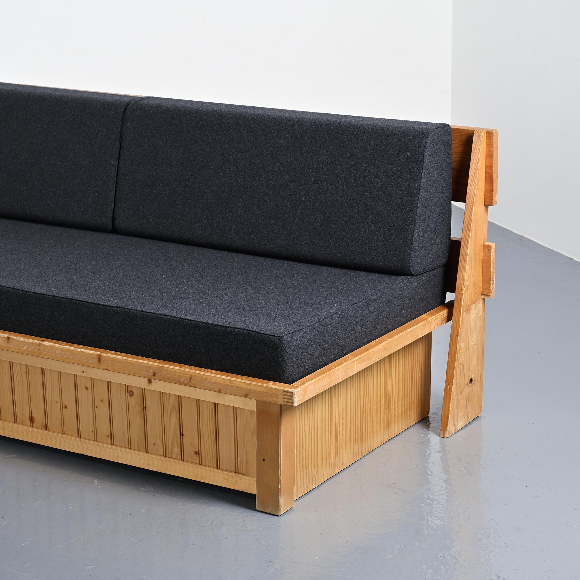 Banquette des Arcs avec dossier par Charlotte Perriand, circa 1973