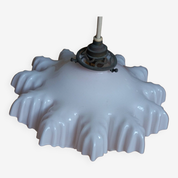 Suspension opaline avec griffe et rosace de plafond